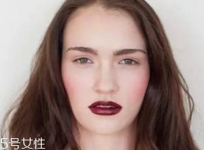 腮紅和口紅如何搭配？色彩不要太多
