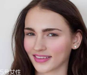 腮紅和口紅如何搭配？色彩不要太多