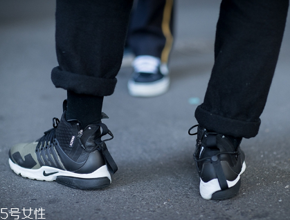 運(yùn)動(dòng)鞋鞋底變硬怎么辦？放太久或者已老化