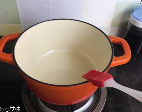 琺瑯鍋和玻璃鍋哪個(gè)好？附上用琺瑯鍋燒菜過(guò)程
