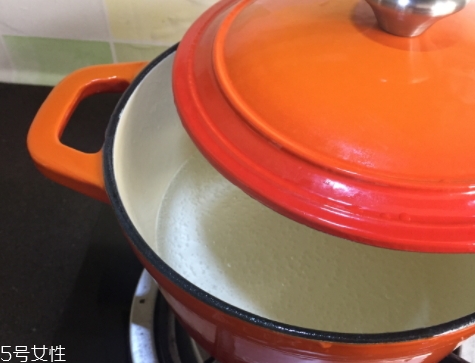 琺瑯鍋和玻璃鍋哪個(gè)好？附上用琺瑯鍋燒菜過(guò)程