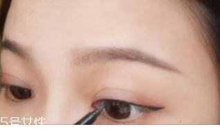 眼線畫(huà)歪了怎么辦？干脆暈成煙熏妝