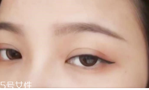 眼線畫(huà)歪了怎么辦？干脆暈成煙熏妝