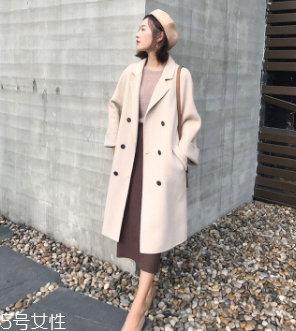 白領(lǐng)女性赴約穿什么好？長(zhǎng)款氣質(zhì)大衣有格調(diào)和氣質(zhì)