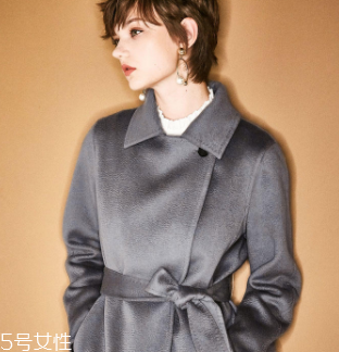 白領(lǐng)女性赴約穿什么好？長(zhǎng)款氣質(zhì)大衣有格調(diào)和氣質(zhì)