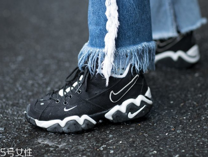 運(yùn)動鞋不防滑怎么辦？一盒創(chuàng)可貼就能解決