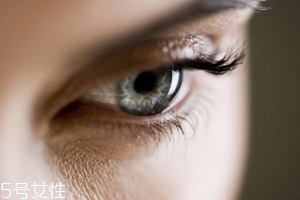 冬天用什么眼霜？抗皺眼霜對抗干燥肌