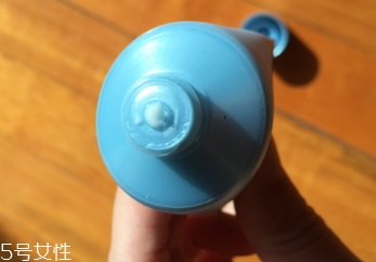雅詩蘭黛卸妝乳怎么用？