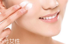 隔離霜可以直接涂在臉上嗎？要用補水產品打底才好