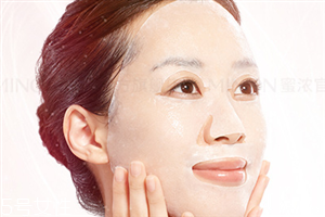 面膜敷多長(zhǎng)時(shí)間為好？干燥的肌膚及時(shí)補(bǔ)水