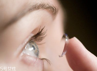 美瞳一天戴多長(zhǎng)時(shí)間？美瞳的正確佩戴方法
