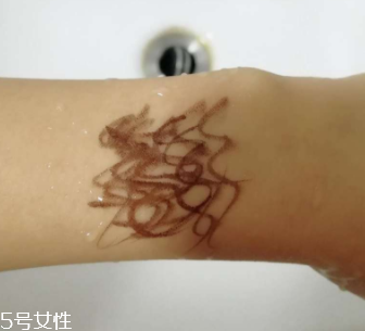 kiss me眼線筆怎么卸？卸妝水直接擦拭即可