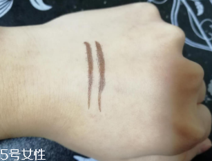 kiss me眼線筆怎么卸？卸妝水直接擦拭即可