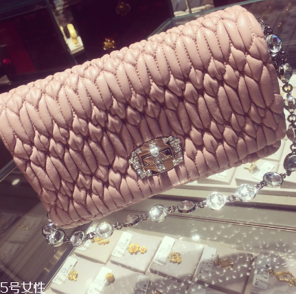 miumiu是幾線品牌？最具有少女心的時(shí)尚品牌
