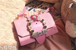 miumiu是什么旗下的？明星偏偏鐘愛它