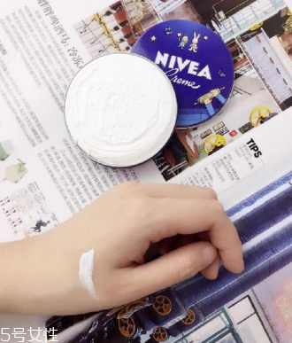 妮維雅小藍(lán)罐很油嗎？清爽不油膩