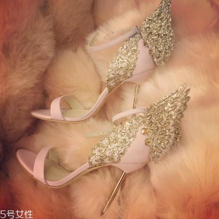 sophia webster是奢侈品嗎？在足間翩然起舞