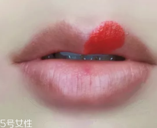 絲絨口紅和啞光哪個(gè)好？正式場合用啞光