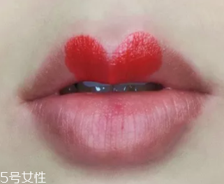 絲絨口紅和啞光哪個(gè)好？正式場合用啞光