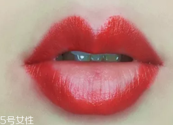 絲絨口紅和啞光哪個(gè)好？正式場合用啞光
