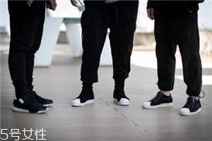 運(yùn)動(dòng)鞋沾土如何清理？泥土漬清理要仔細(xì)