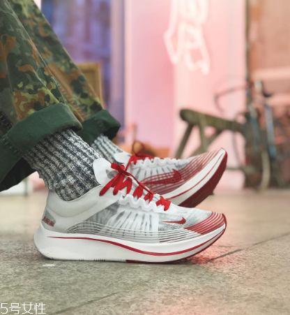 運動鞋比皮鞋大一碼還是小一碼？