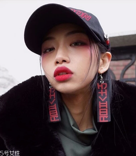 女生怎么穿有個(gè)性？做個(gè)性感又迷人的酷girl
