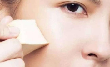 粉底液怎么涂不浮粉？指腹按壓避免脫妝