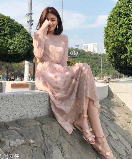 春天穿什么款式連衣裙好看？讓你早春美翻天