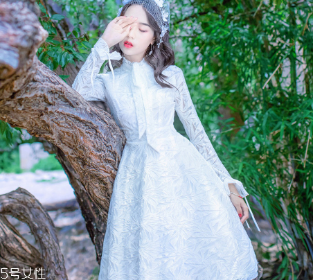 春天穿什么款式連衣裙好看？讓你早春美翻天