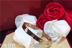 卡地亞手鐲可以戴著洗澡嗎？最好不要經(jīng)常碰水