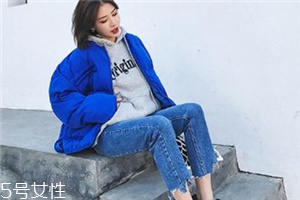 牛仔褲可以配皮鞋嗎？搭出時尚街拍范兒