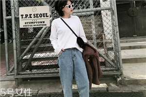 牛仔褲要翻過(guò)來(lái)洗嗎？翻過(guò)來(lái)洗可以減少褪色
