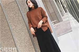 黑色針織裙配什么鞋子？各種風格隨意切換