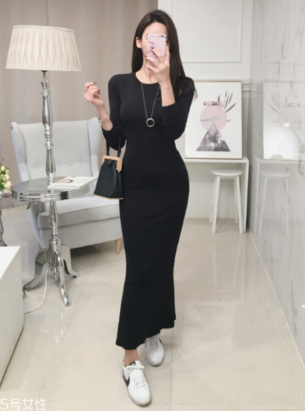 黑色針織連衣裙配什么鞋子？微胖女生也能駕馭
