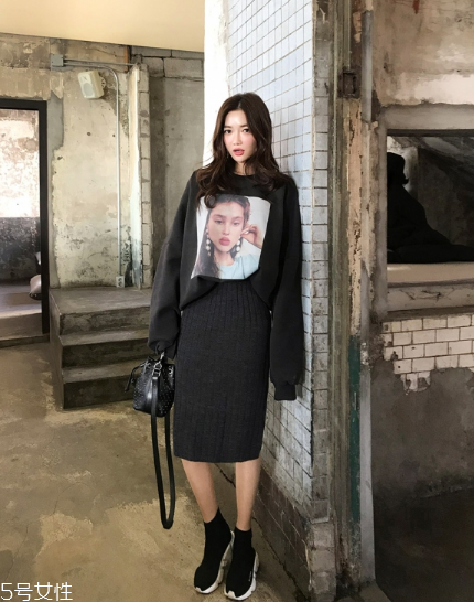 黑色針織裙配什么上衣好看？小女人溫柔氣質(zhì)盡顯