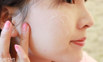 睡眠面膜過夜好不好？對于油皮是災(zāi)難