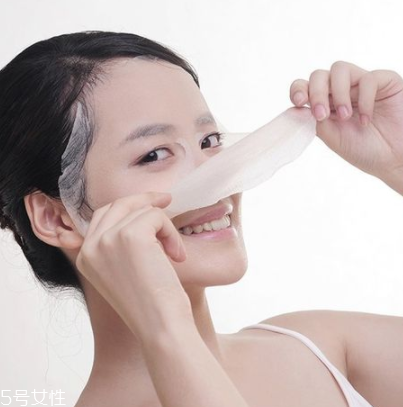 敷完面膜不洗臉會怎么樣？粉刺悶痘毛孔堵塞