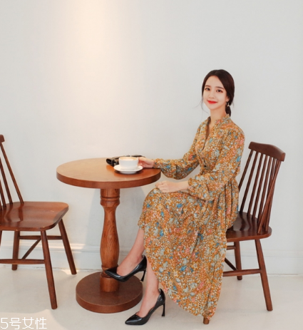 碎花連衣裙搭配什么鞋子？玩轉復古甜美