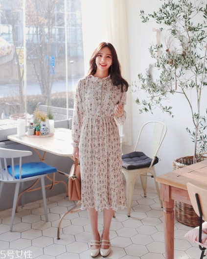 碎花連衣裙搭配什么鞋子？玩轉復古甜美