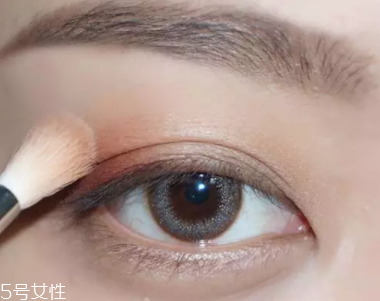 棕色眼影怎么畫好看？作為最后的暈染色