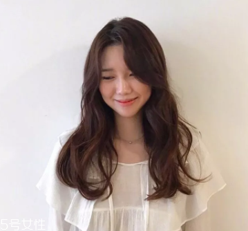 臉大適合什么發(fā)型？微卷波波頭是大臉福音