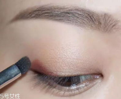 棕色眼影怎么畫好看？作為最后的暈染色