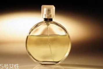 香水噴太多了怎么辦？用濕毛巾擦拭