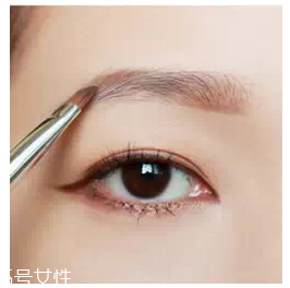 眉粉怎么畫眉毛好看？這么用眉妝超完美