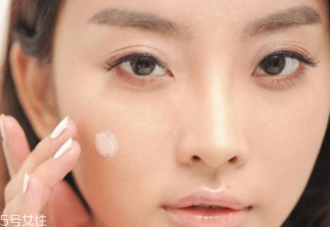 妝前乳用手還是海綿？水潤質(zhì)地用手