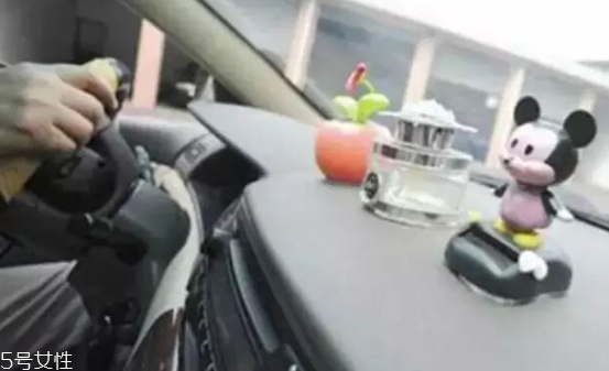 男士車(chē)?yán)锓攀裁聪闼?？廣藿香讓人清醒