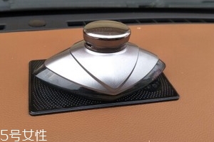 汽車(chē)香水怎么安裝？香水座需粘貼