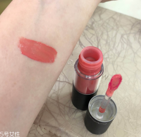 mac唇釉哪個(gè)顏色比較日常？溫柔清新珊瑚粉
