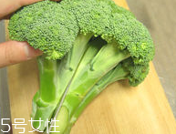花椰菜怎么切？把整莖切掉最好炒